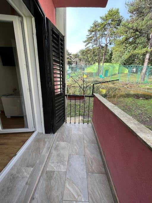 Lijepo Ureden Stan U Centru Grada Apartment Knin Exterior photo