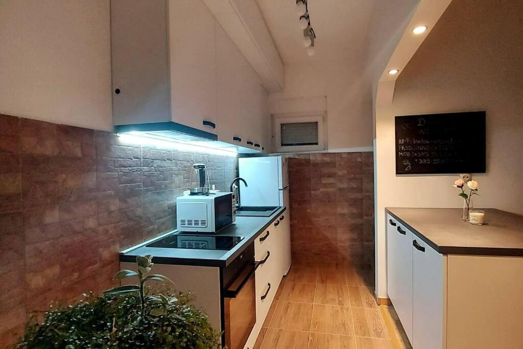 Lijepo Ureden Stan U Centru Grada Apartment Knin Exterior photo