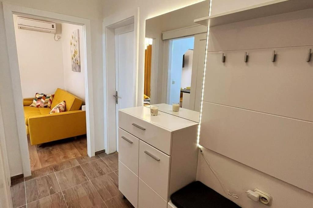 Lijepo Ureden Stan U Centru Grada Apartment Knin Exterior photo