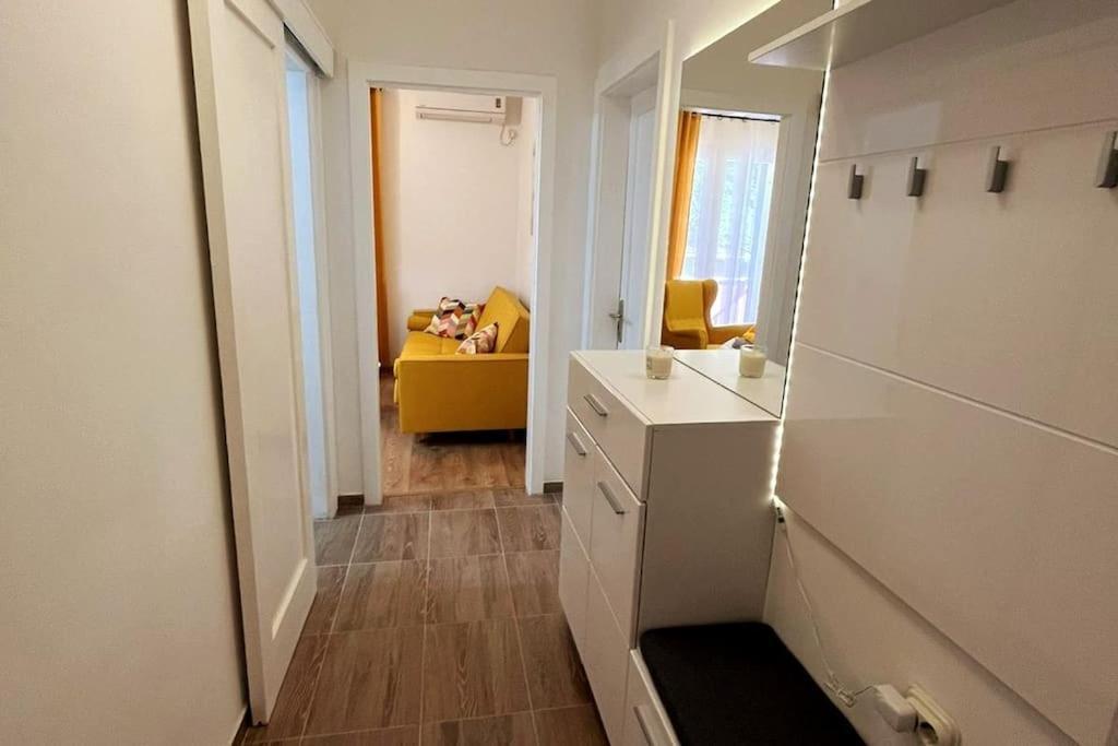 Lijepo Ureden Stan U Centru Grada Apartment Knin Exterior photo