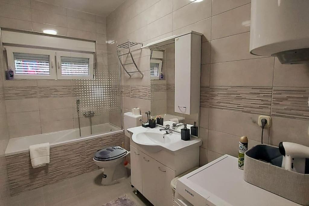 Lijepo Ureden Stan U Centru Grada Apartment Knin Exterior photo